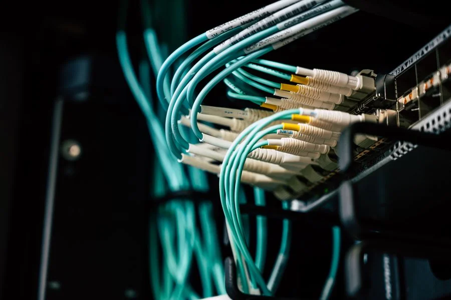 Fibre optic cabling in a network rack